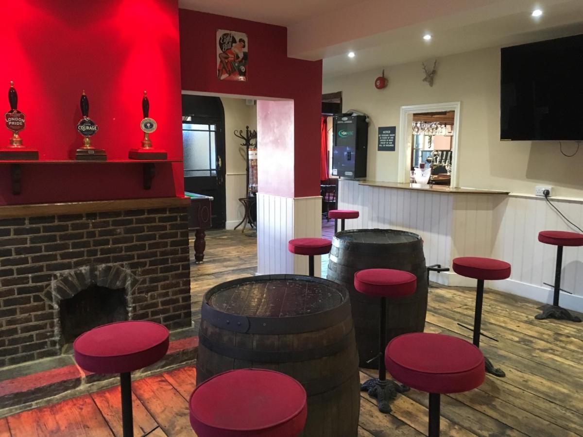 The White Hart Pub And Rooms Cranleigh Exteriér fotografie