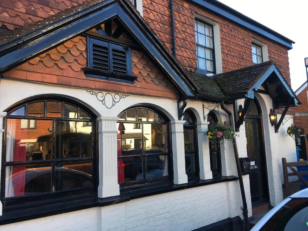 The White Hart Pub And Rooms Cranleigh Exteriér fotografie